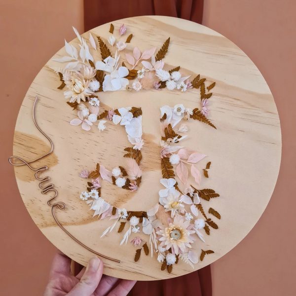 cercle en bois personnalisable avec initiale fleurie et prénom filaire
