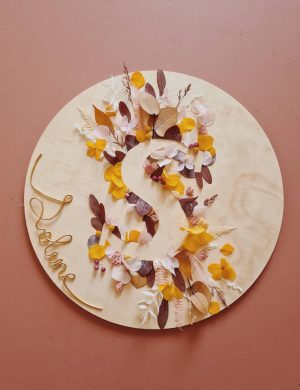 cercle en bois personnalisable avec initiale fleurie et prénom filaire