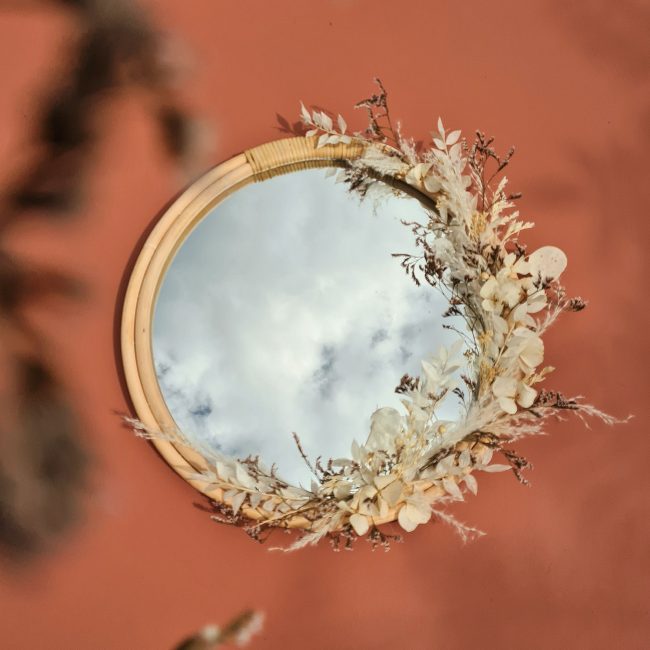 grand miroir rond fleuri sur le coté